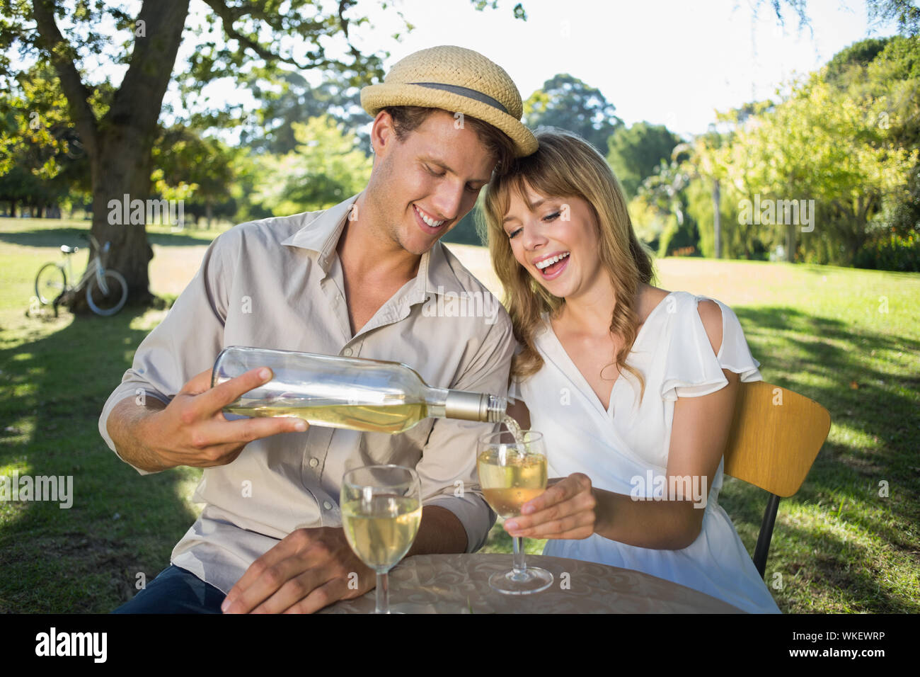 мужчина и женщина веселятся. две руки. вечер с вином. виноваты оба. три подруги пьют вино.