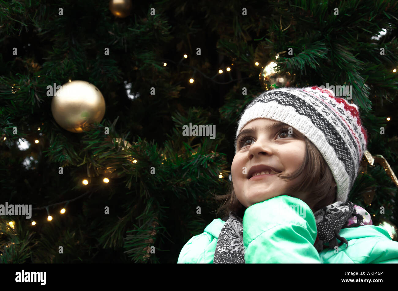 Girl christmas smiling hi-res stock photography and images - Alamy