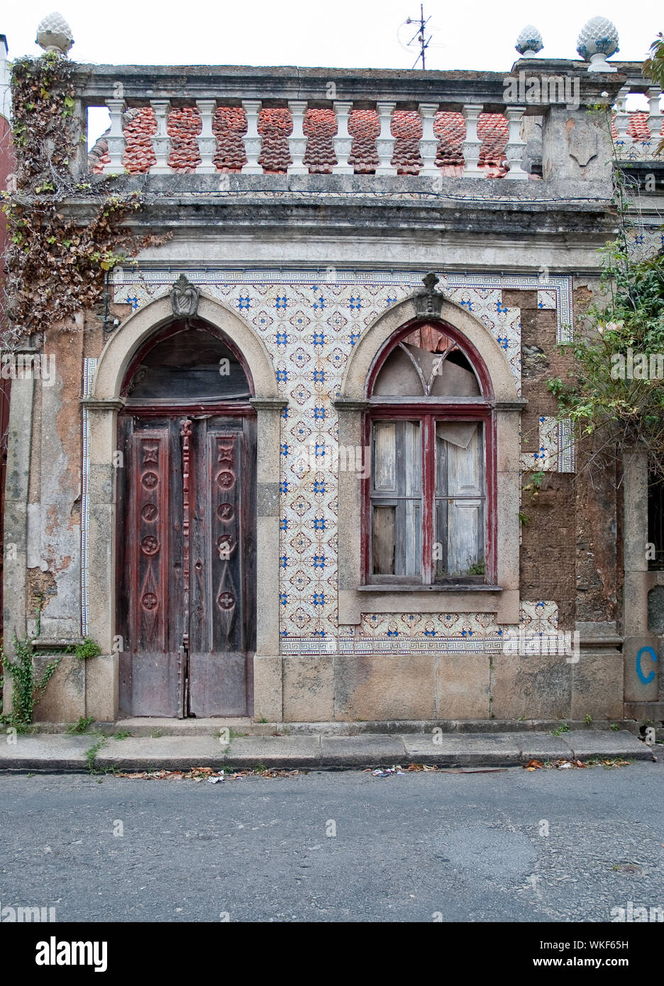 Old house facade with broken door and windows Stock Photo - Alamy