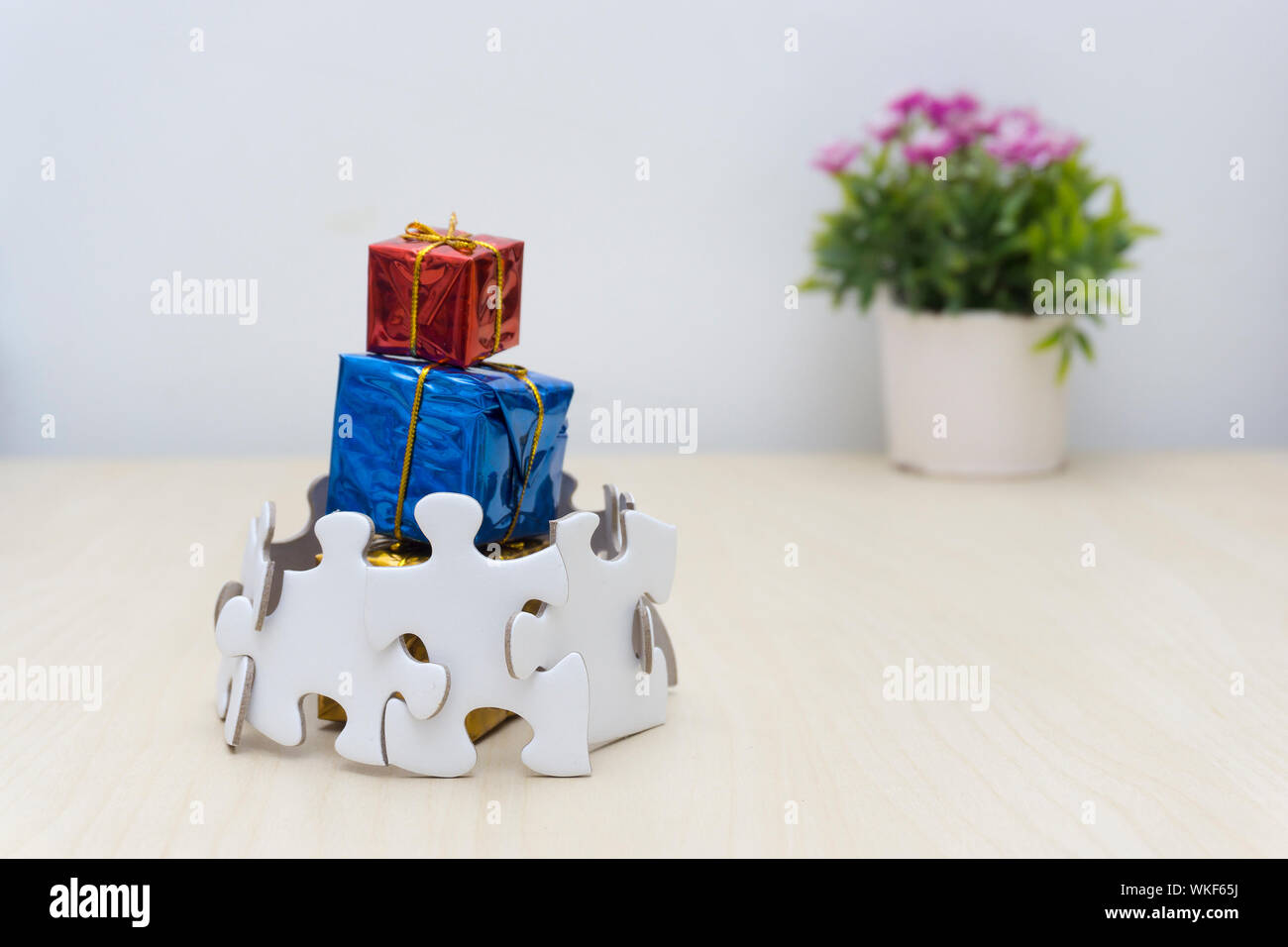 Jigsaw puzzle box hires stock photography and images Alamy