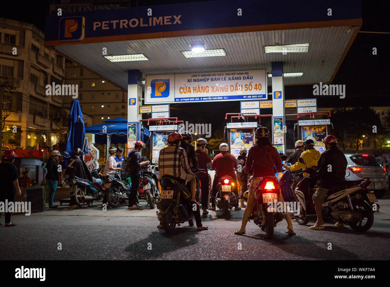 HO CHI MINH CITY, VIETNAM - OCTOBER 31, 2016: People on the streets of Ho Chi Minh City on October 31, 2016, Vietnam. Stock Photo