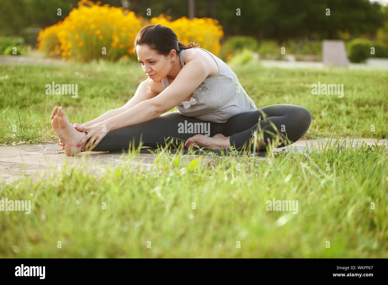 Overweight woman yoga hi-res stock photography and images - Page