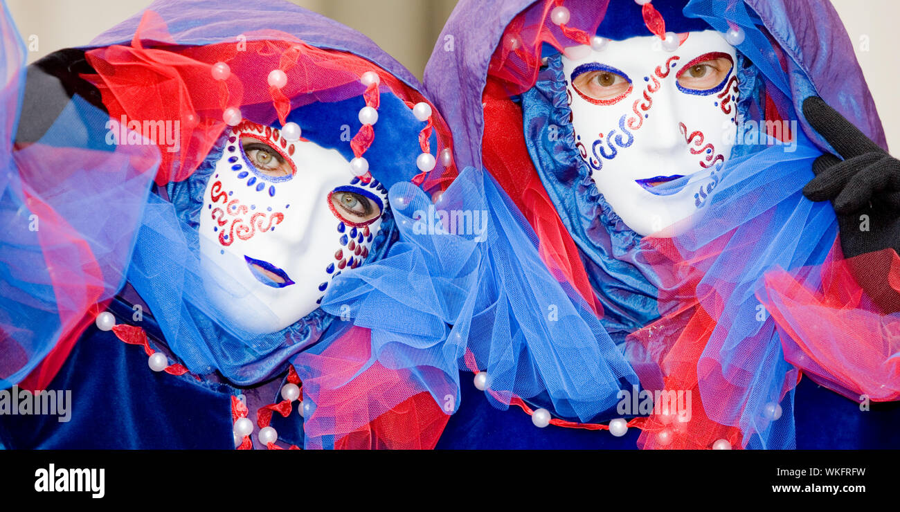 Two people in masks at the Venice Carnival Stock Photo - Alamy