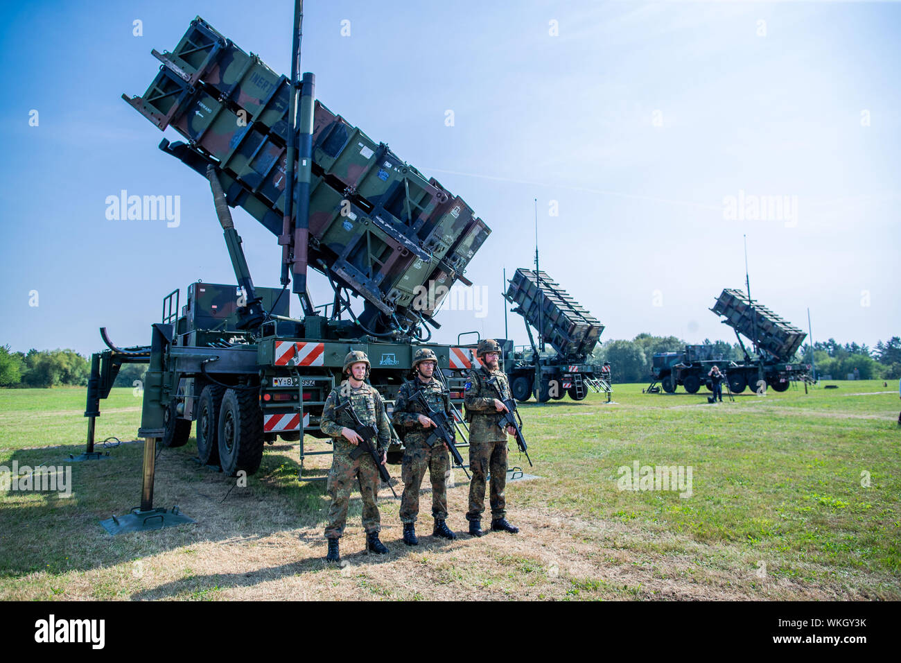Cammin, Germany. 27th Aug, 2019. Soldiers of Air Defence Missile Group 21  of the Bundeswehr Air Force are practicing the establishment of an air  defence position. For this purpose, several mobile launchers (