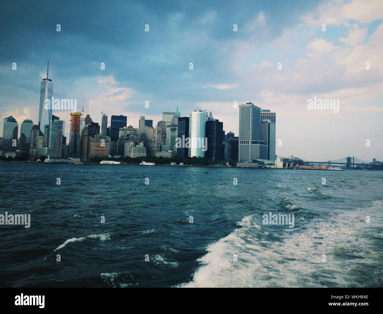 Cloudy new york city skyline hi-res stock photography and images - Alamy