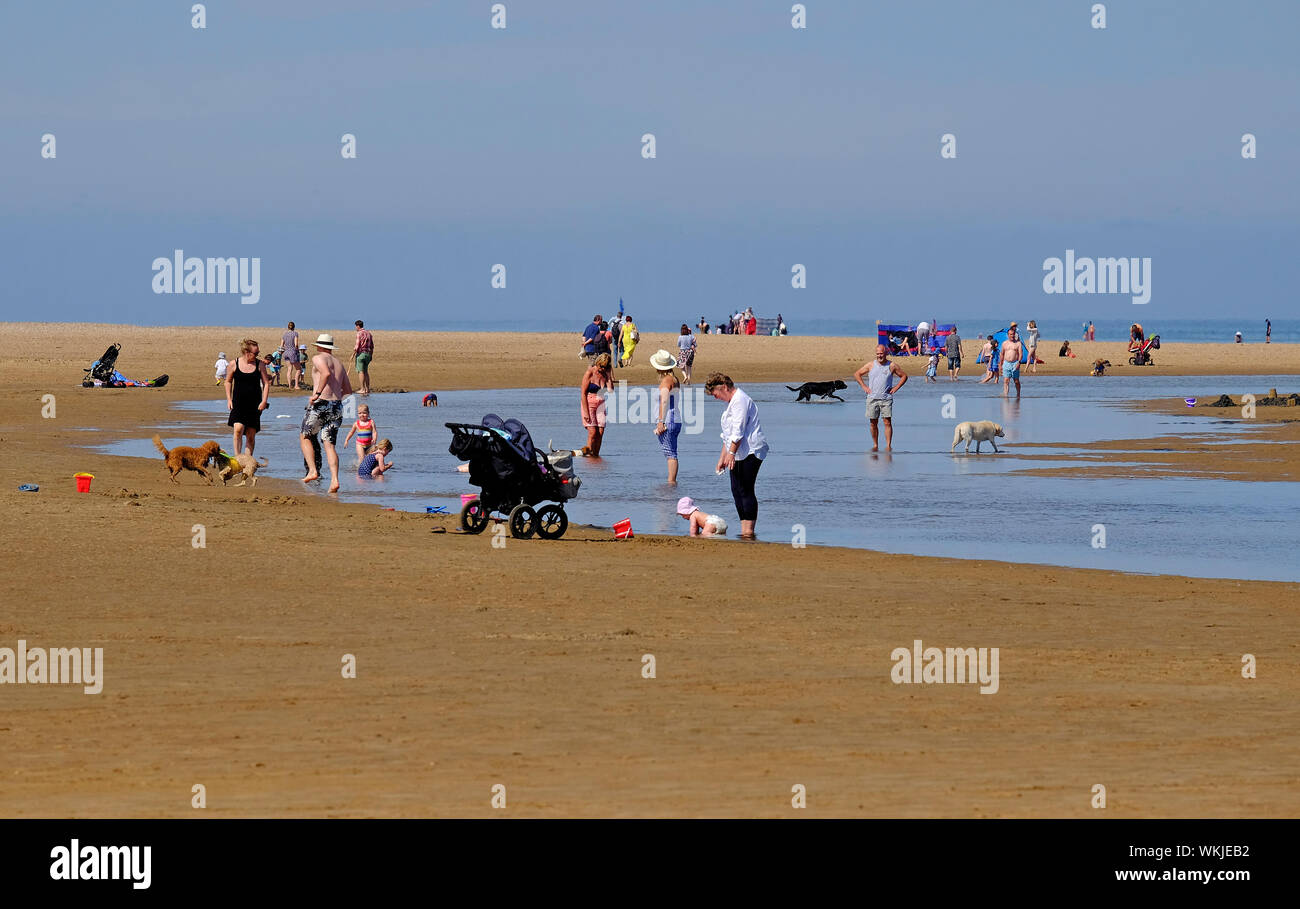 English people on the beach hi-res stock photography and images - Alamy