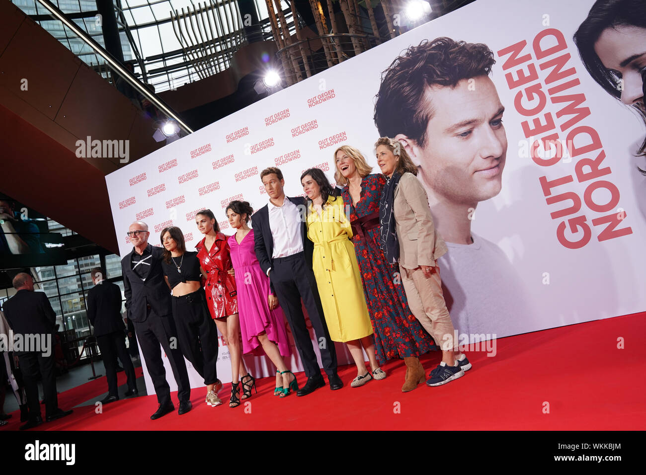 Gruppenbild, Gruppenfoto der gesamnten Hauptdarsteller beim Film 'Gut gegen Nordwind', hier bei der Weltpremiere im Cinedom Koeln Stock Photo