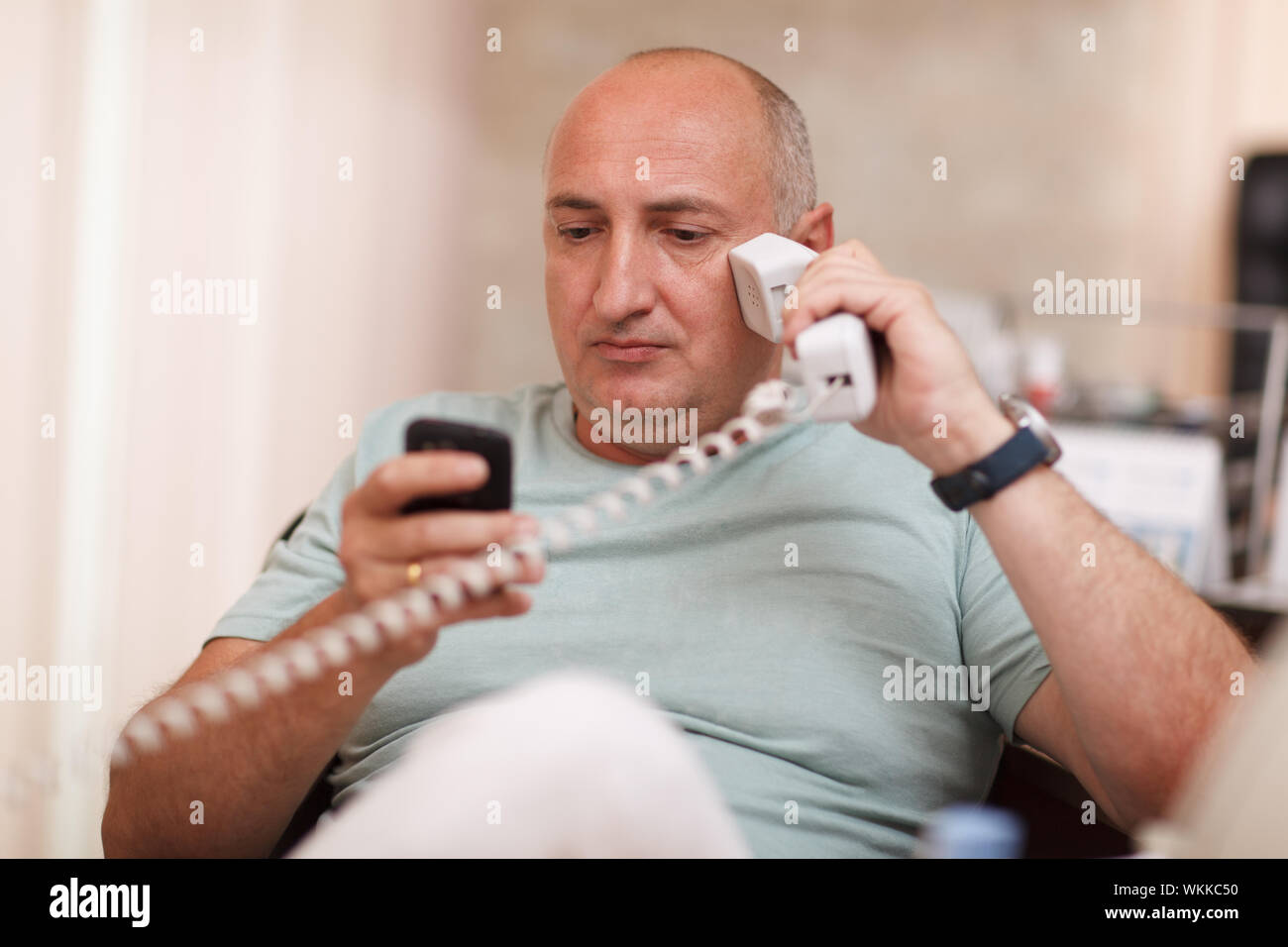 Русское видео с мужем по телефону. Мужчина звонит по телефону. Мужчина с телефонной трубкой. Мужчина с телефонной трубкой в руке. Мужик с телефоном.