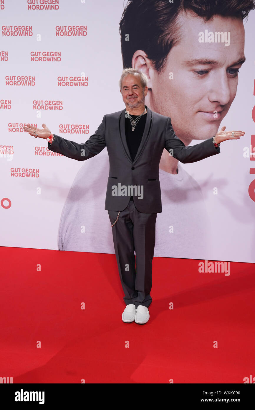 Helmut Zerlett Im Portrait Auf Dem Roten Teppich Bei Der Weltpremiere 