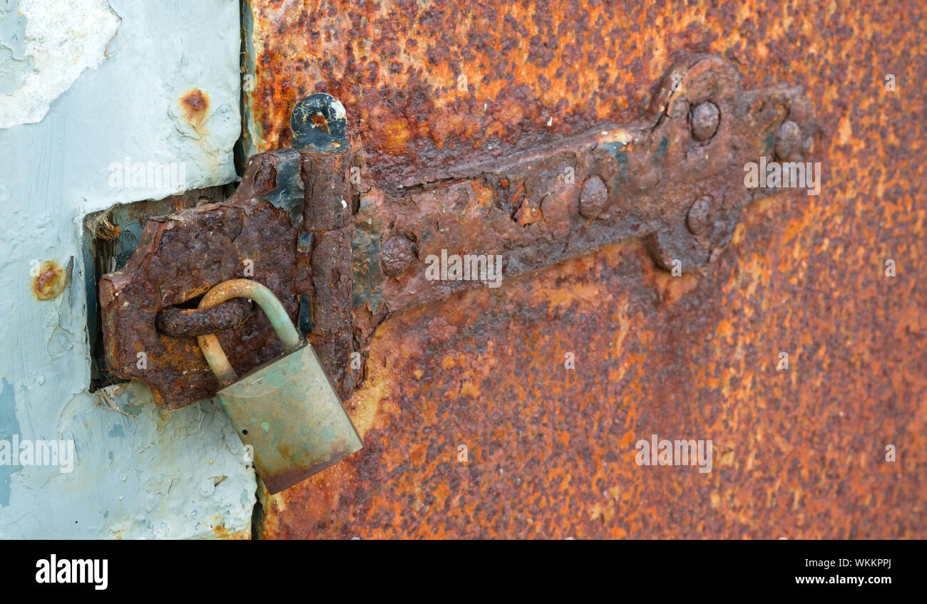 A door hinge out in the elements rusting Stock Photo Alamy
