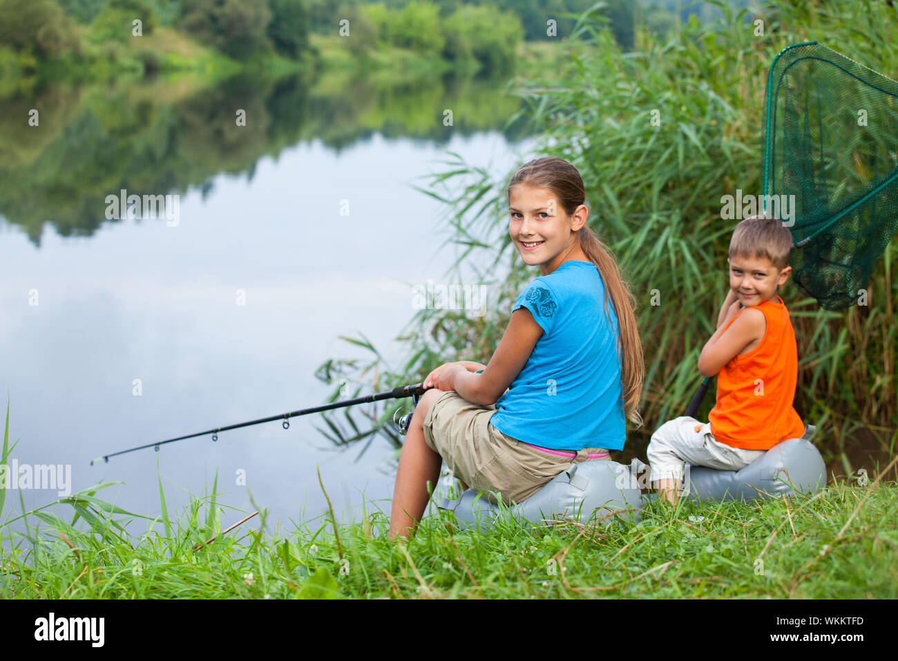 Мальчики ловят девочек. Дети ловят рыбу. Фотосессия на речке летом ребенок рыбачит. Мальчик ловит рыбу. Мальчик и девочка рыбачат.