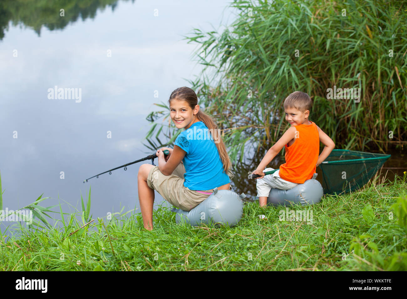 Братья ловят рыбу. Дети рыбачат на реке. Братья рыбачат. Лето дети рыбачат. Детская фотосессия рыбалка.
