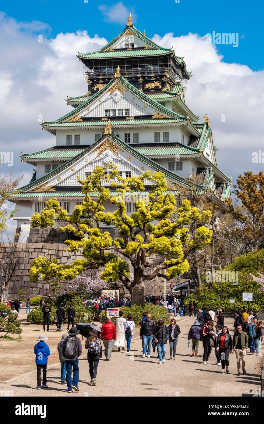 Tourists in front of Osaka Castle, Osaka Castle Park, Chuo-ku, Osaka, Japan Stock Photo