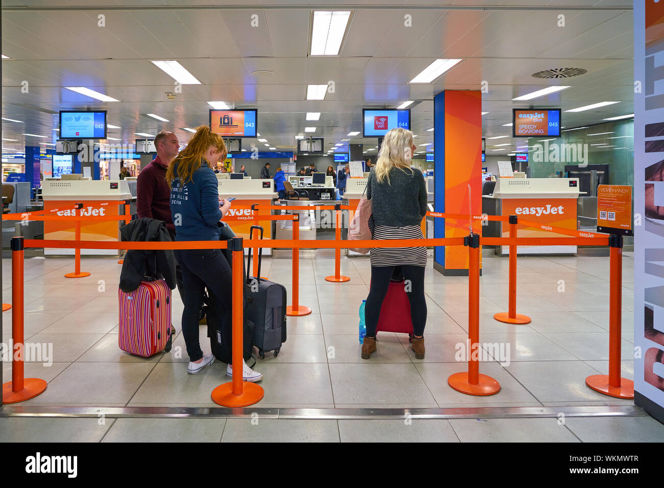 Easyjet check in desk hi-res stock photography and images - Alamy