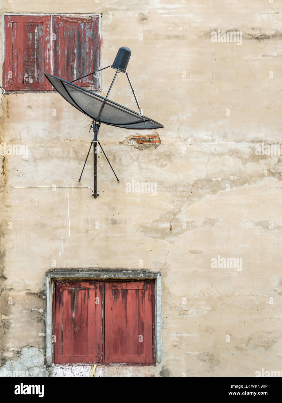 Satellite dish and house hi-res stock photography and images - Alamy