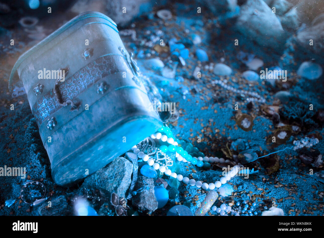 Treasure chest underwater hires stock photography and images Alamy