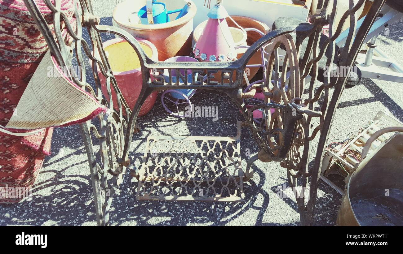 Broken sewing machine hires stock photography and images Alamy