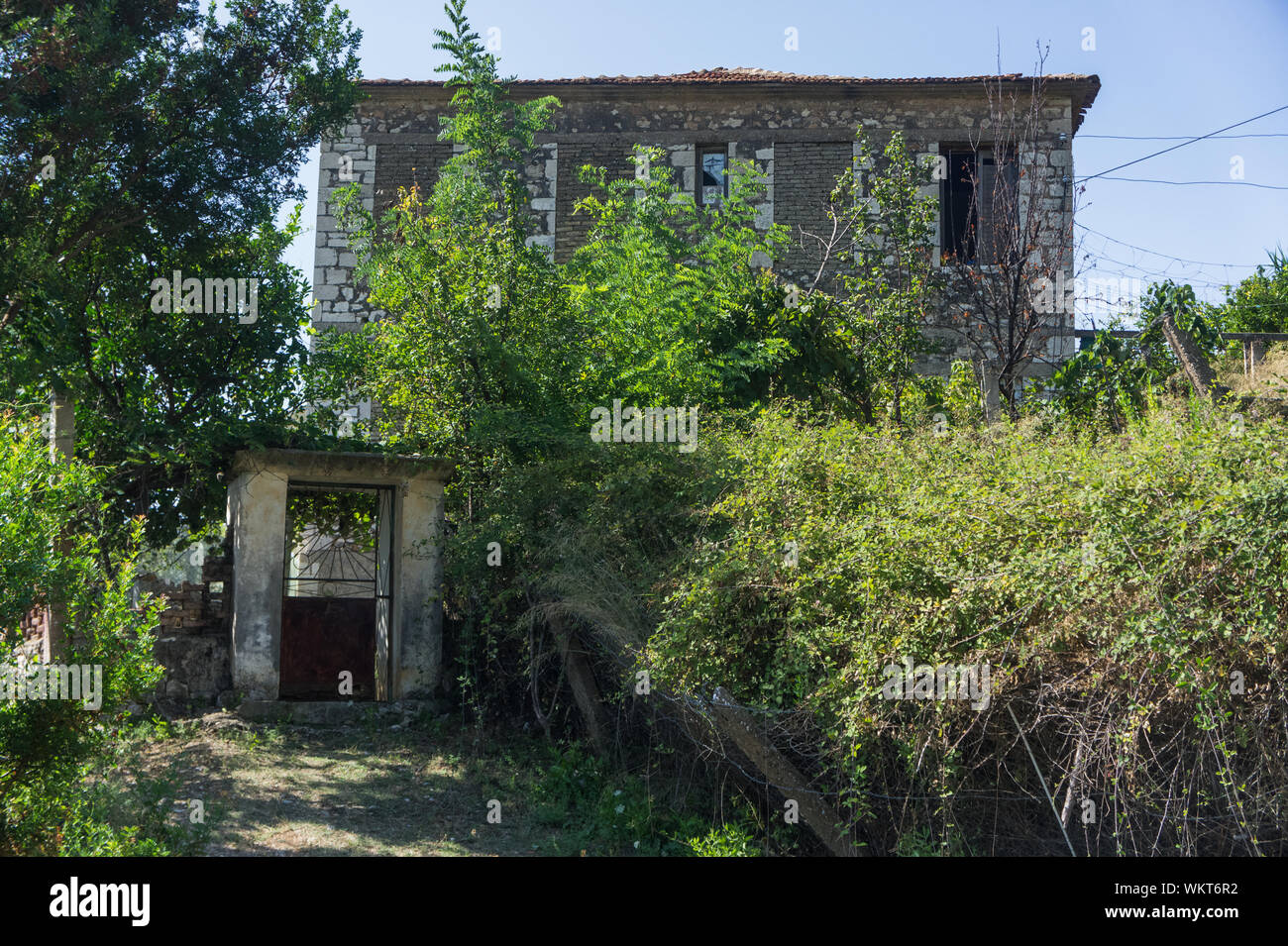 Old stone wall overgrown grass hi-res stock photography and images - Alamy