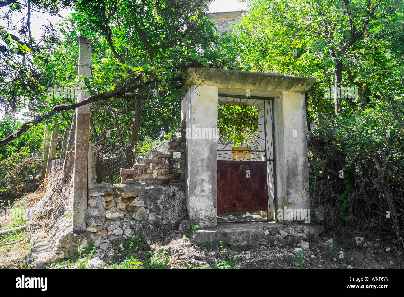 Rustic old garden fence cottage hi-res stock photography and images - Alamy