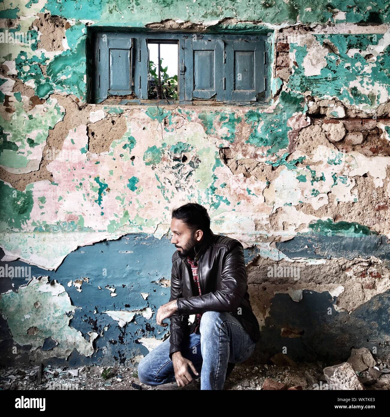 Kneeling man hi-res stock photography and images - Alamy