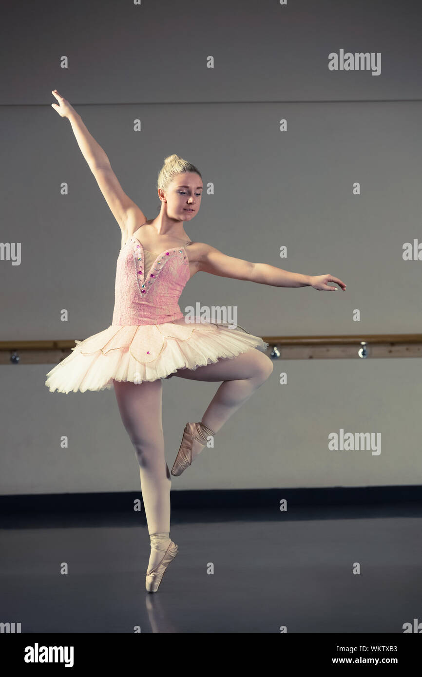 Beautiful ballerina dancing en pointe 