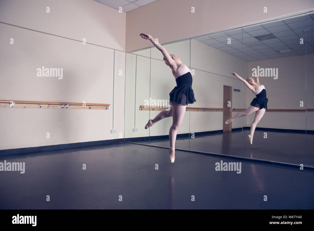 Скользящий танец. Танец зеркало. Танец зеркало. Балетное зеркало. Хореографические зеркала.