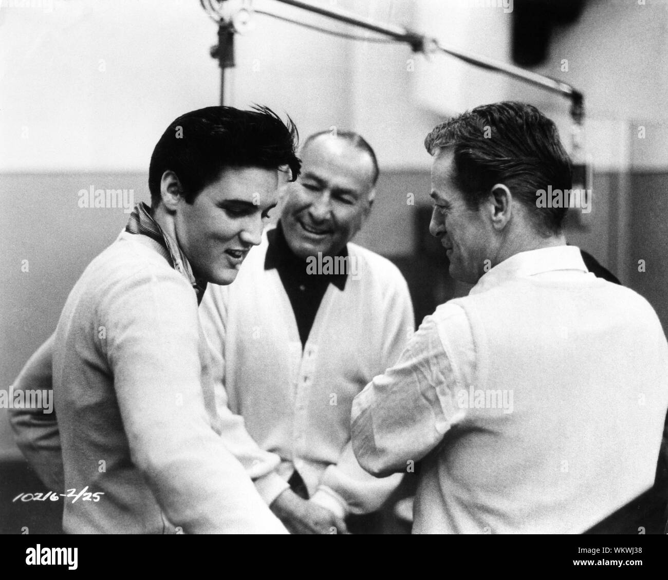 ELVIS PRESLEY producer HAL WALLIS and choreographer CHARLES O'CURRAN on set candid filming KING CREOLE 1958 director Michael Curtiz Wallis - Hazen / Paramount Pictures Stock Photo