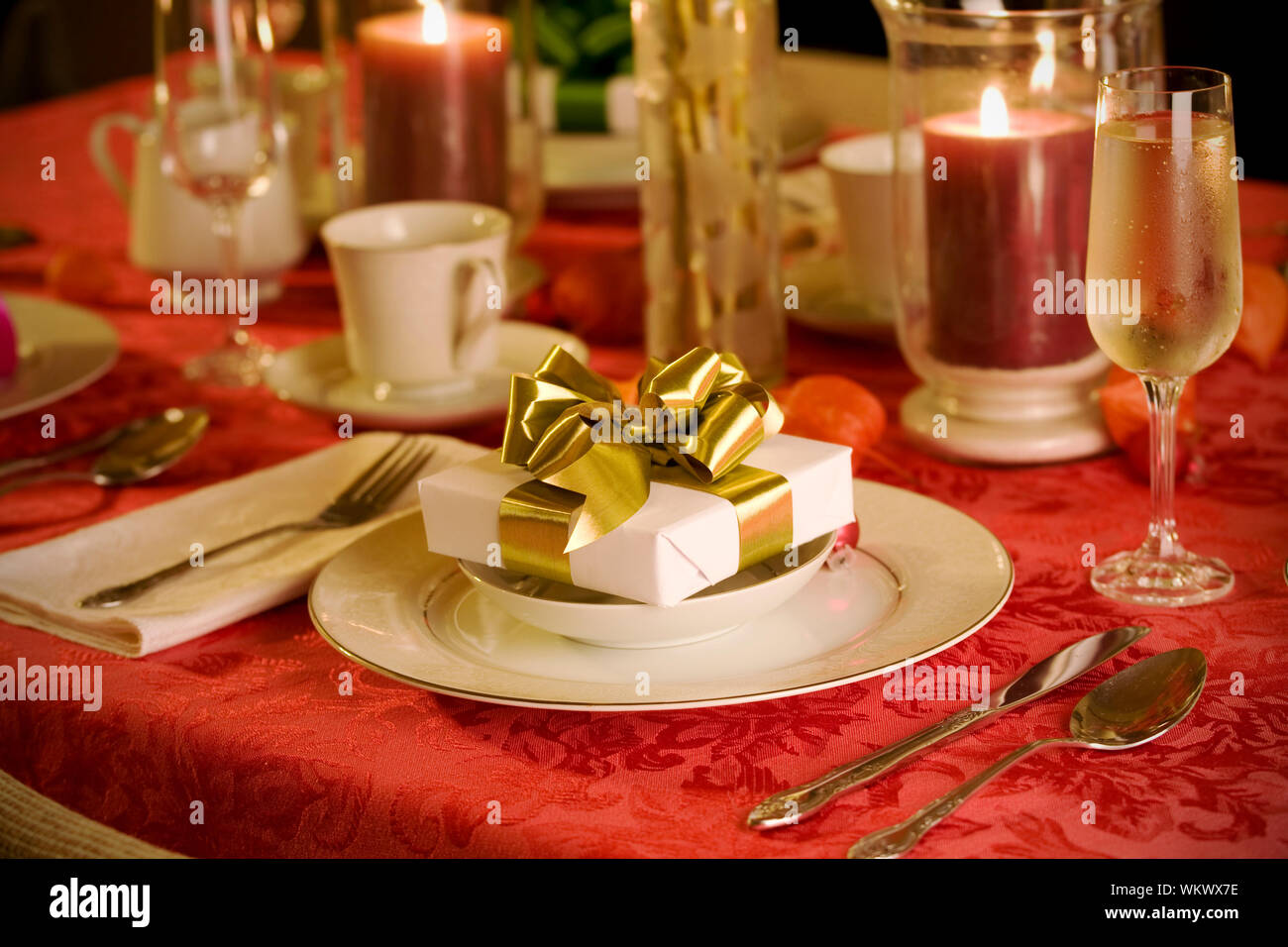Venlighed kasseapparat polet elegant Christmas table setting in red with gold gift as focal point Stock  Photo - Alamy