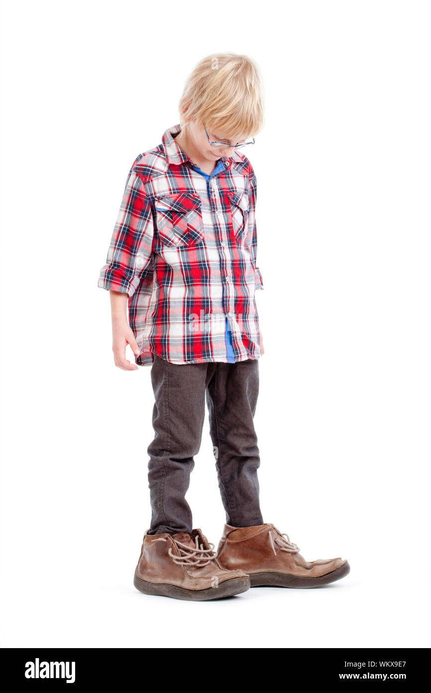 Boy patucos en zapatos de hombre adulto Fotografía de stock - Alamy