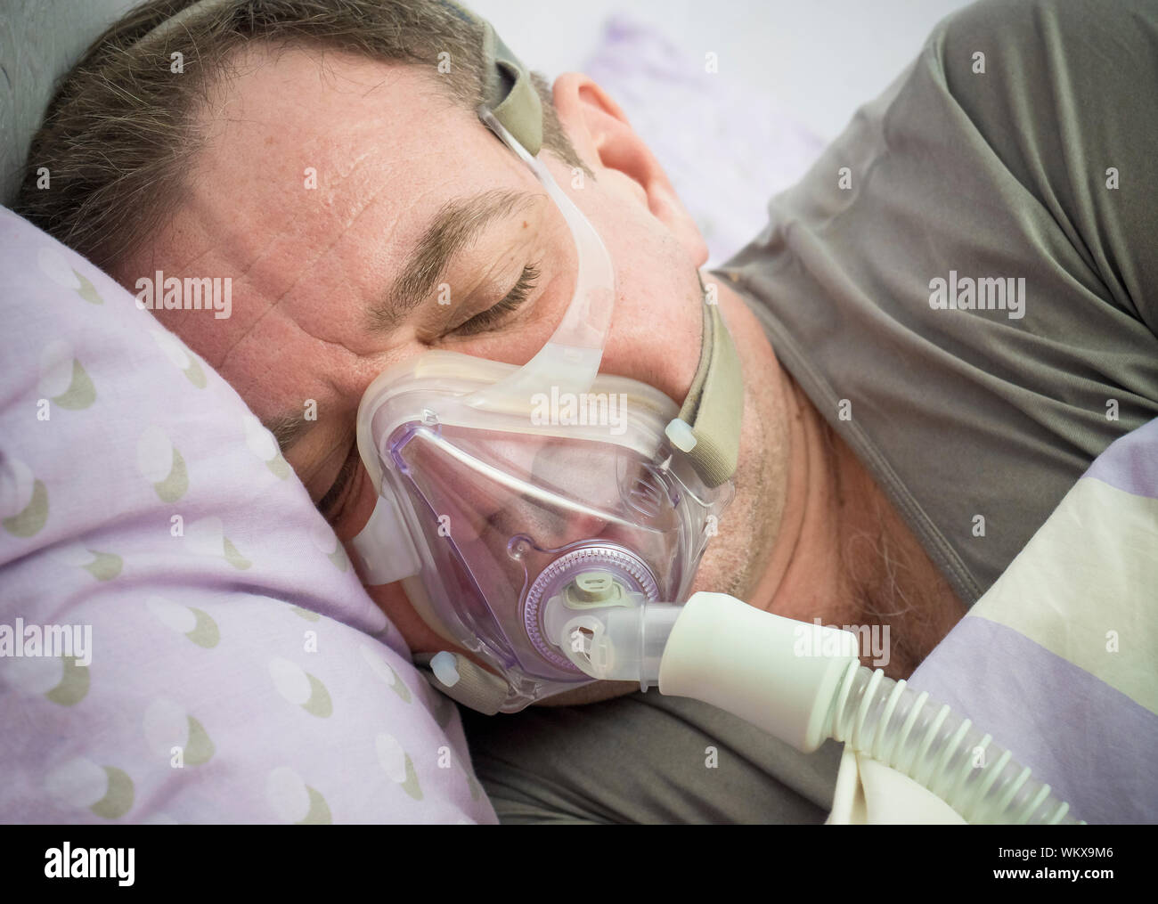 Man in hospital bed oxygen mask hires stock photography and images Alamy