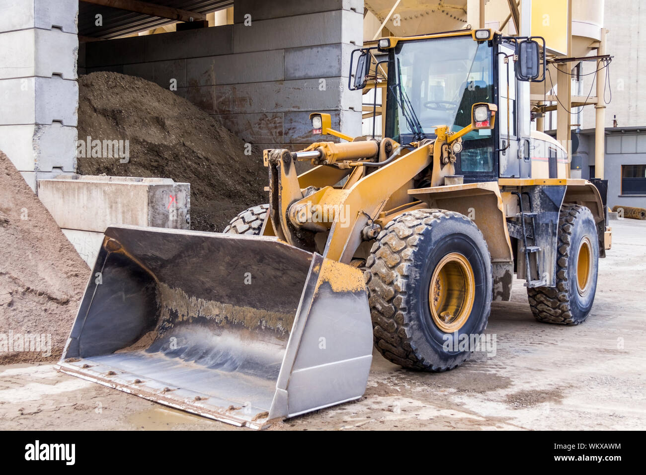 Pay loader hi-res stock photography and images - Alamy