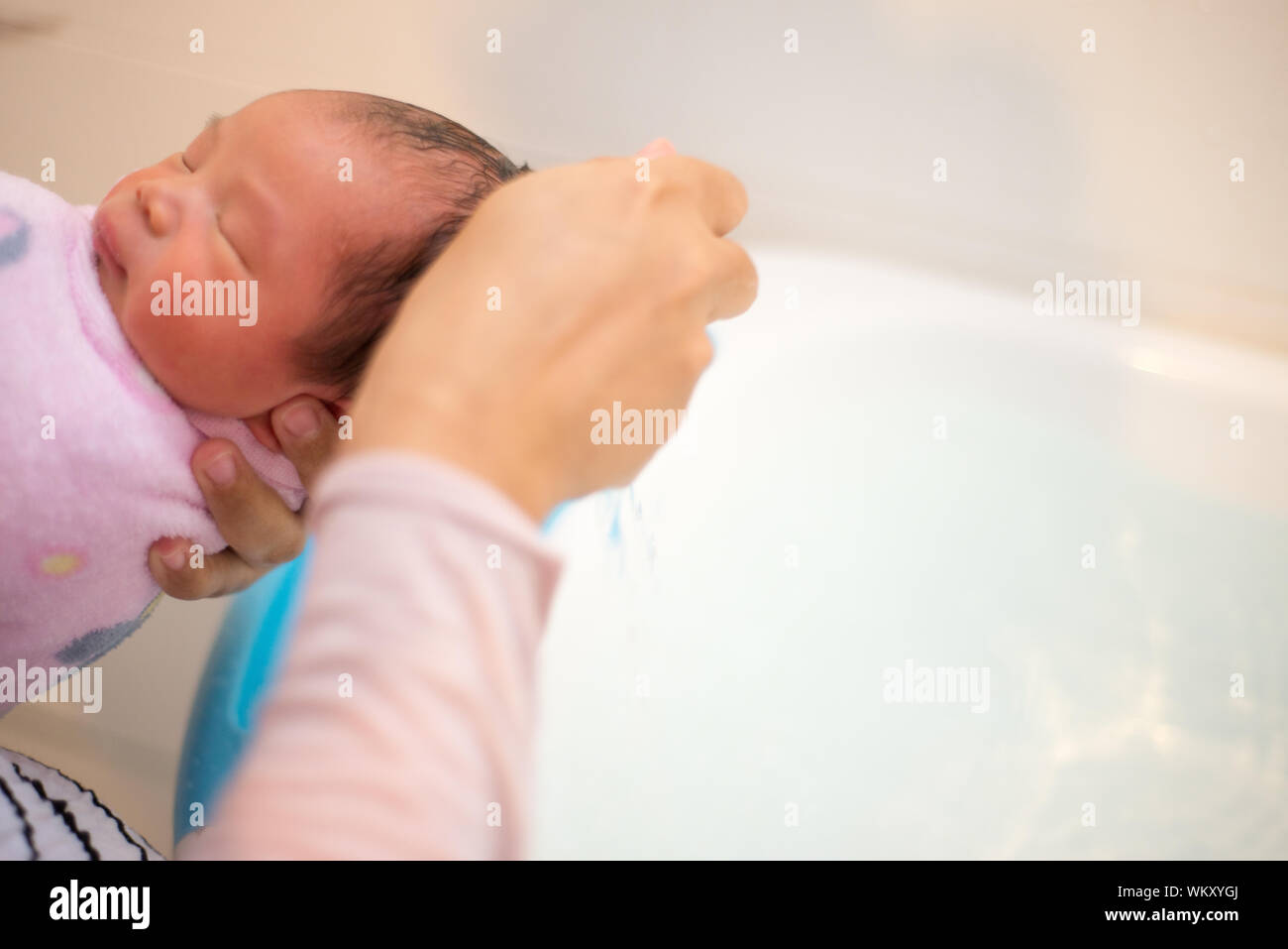 Newborn baby taking bath hires stock photography and images Alamy