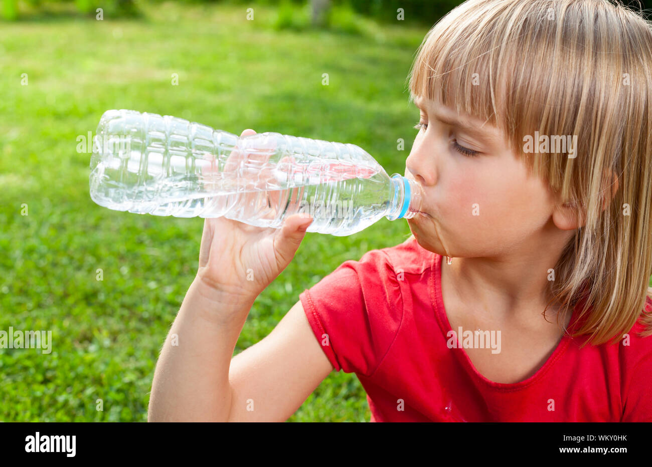 Дети пьют из бутылки. Ребенок пьет воду. Ребенок пьет воду из бутылки. Ребенок пьет из бутылки. Ребенок пьет воду фото.