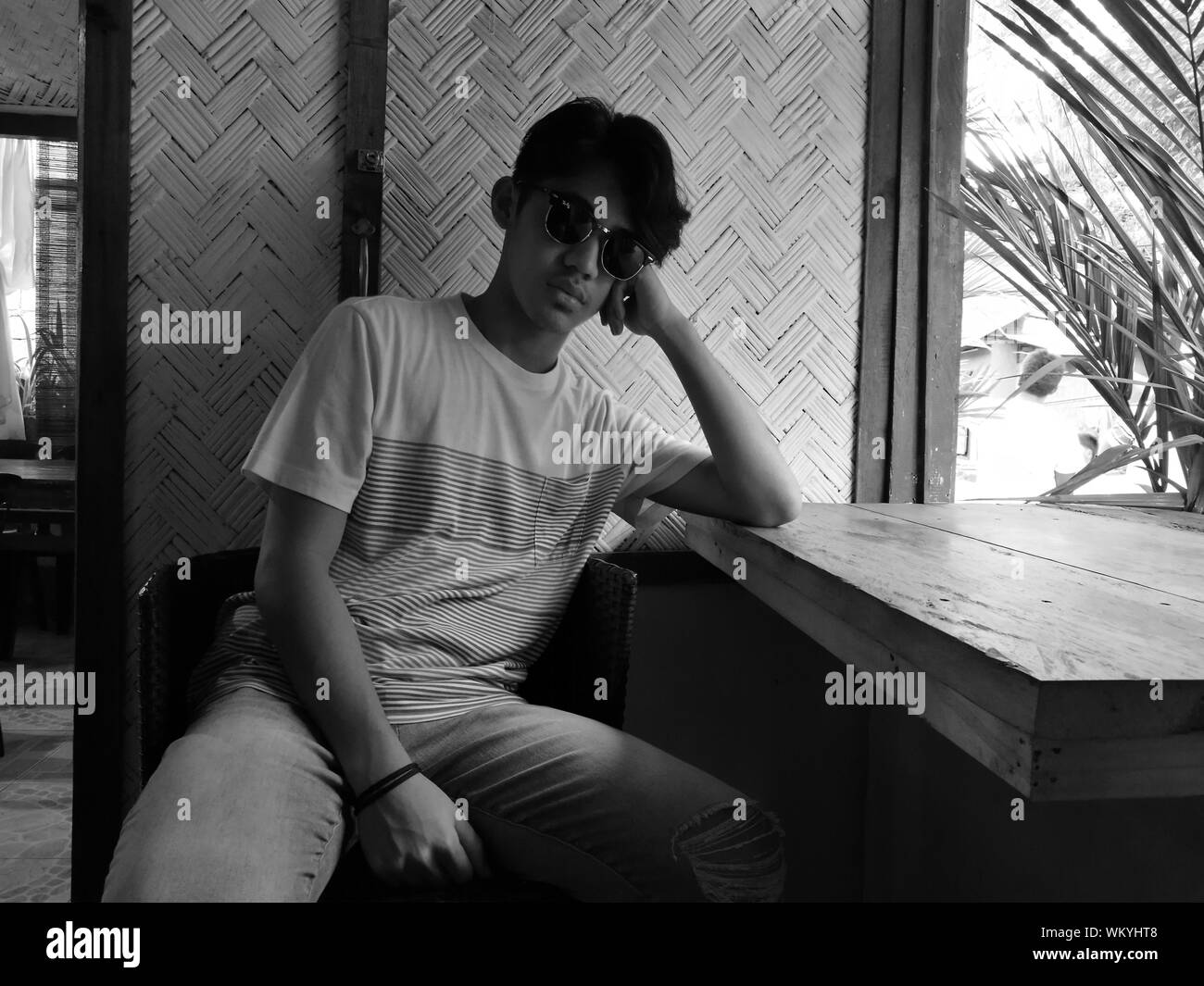 Man elbows on table hi-res stock photography and images - Alamy