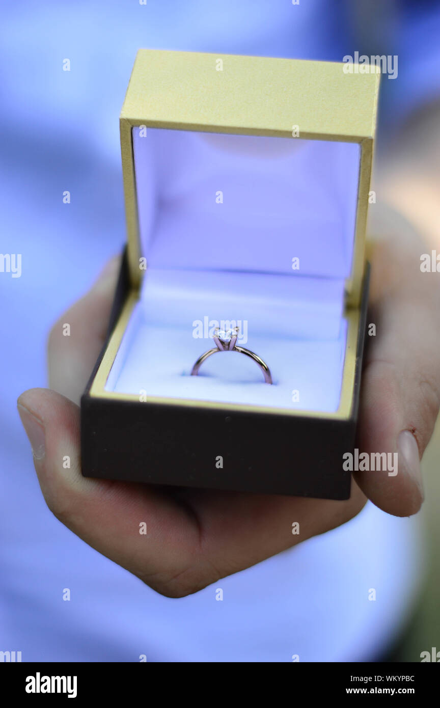 illuminated ring box
