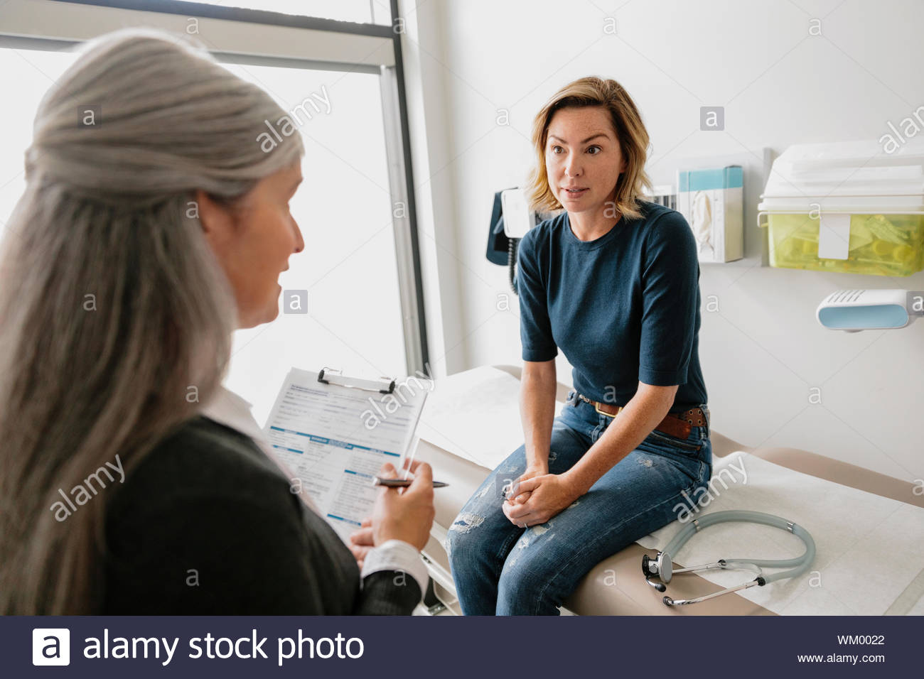 Clipboard doctor hi-res stock photography and images - Alamy