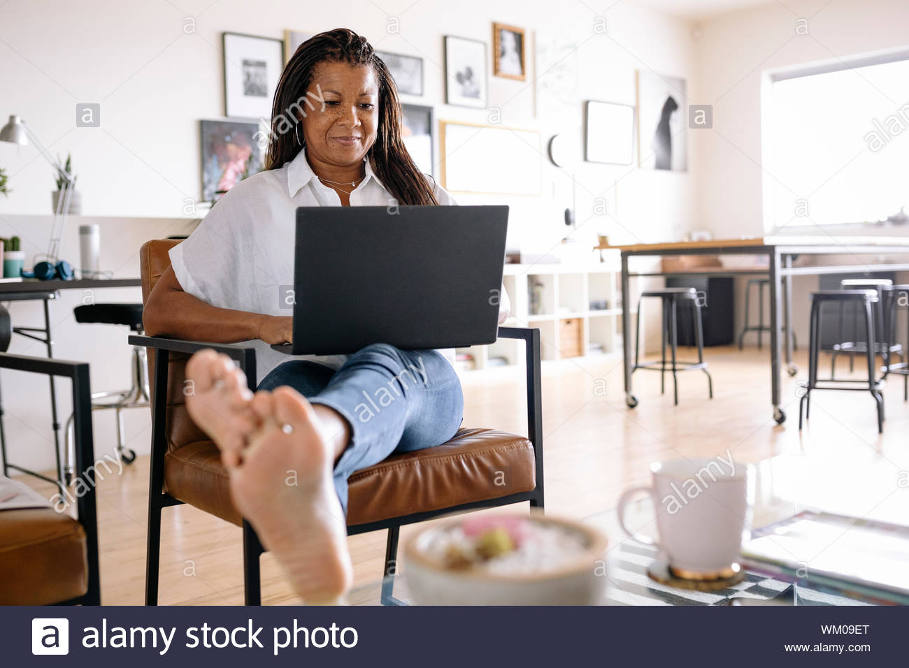 Office work barefoot hi-res stock photography and images - Alamy