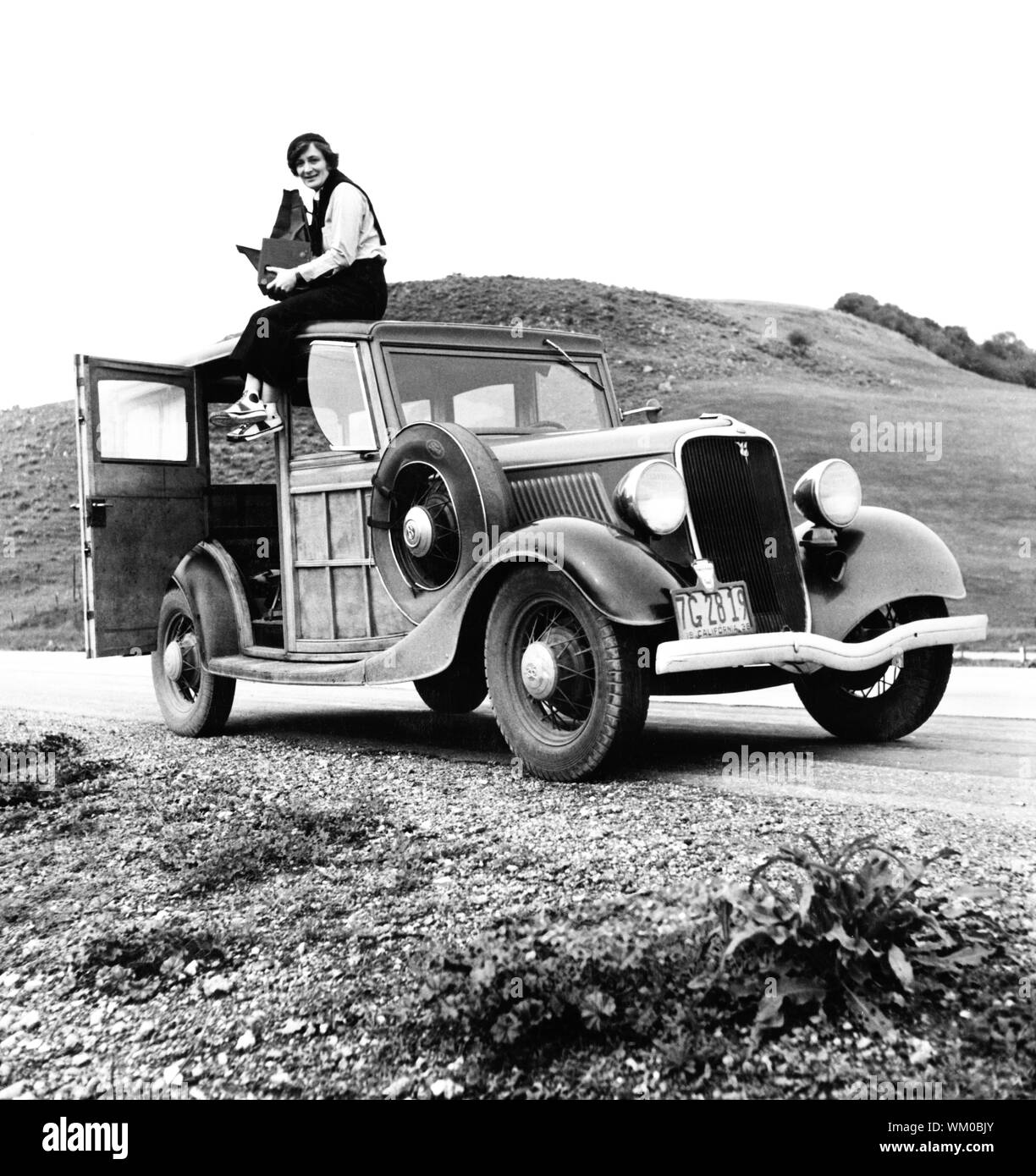 Female photographer 1930s hi-res stock photography and images - Alamy, image size:1224x1390