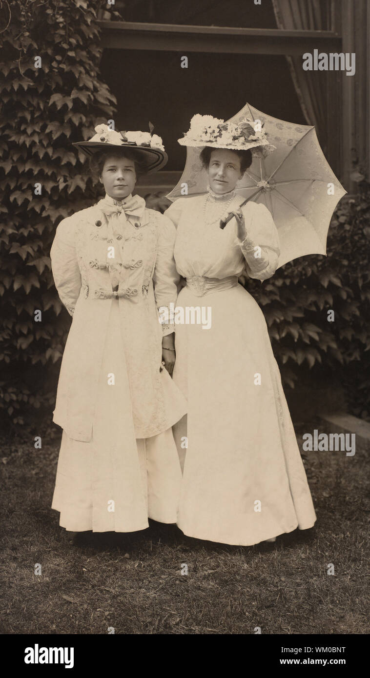 First Lady Edith Roosevelt with Daughter Ethel, Full-Length Portrait, Photograph by Pach Bros., 1907 Stock Photo