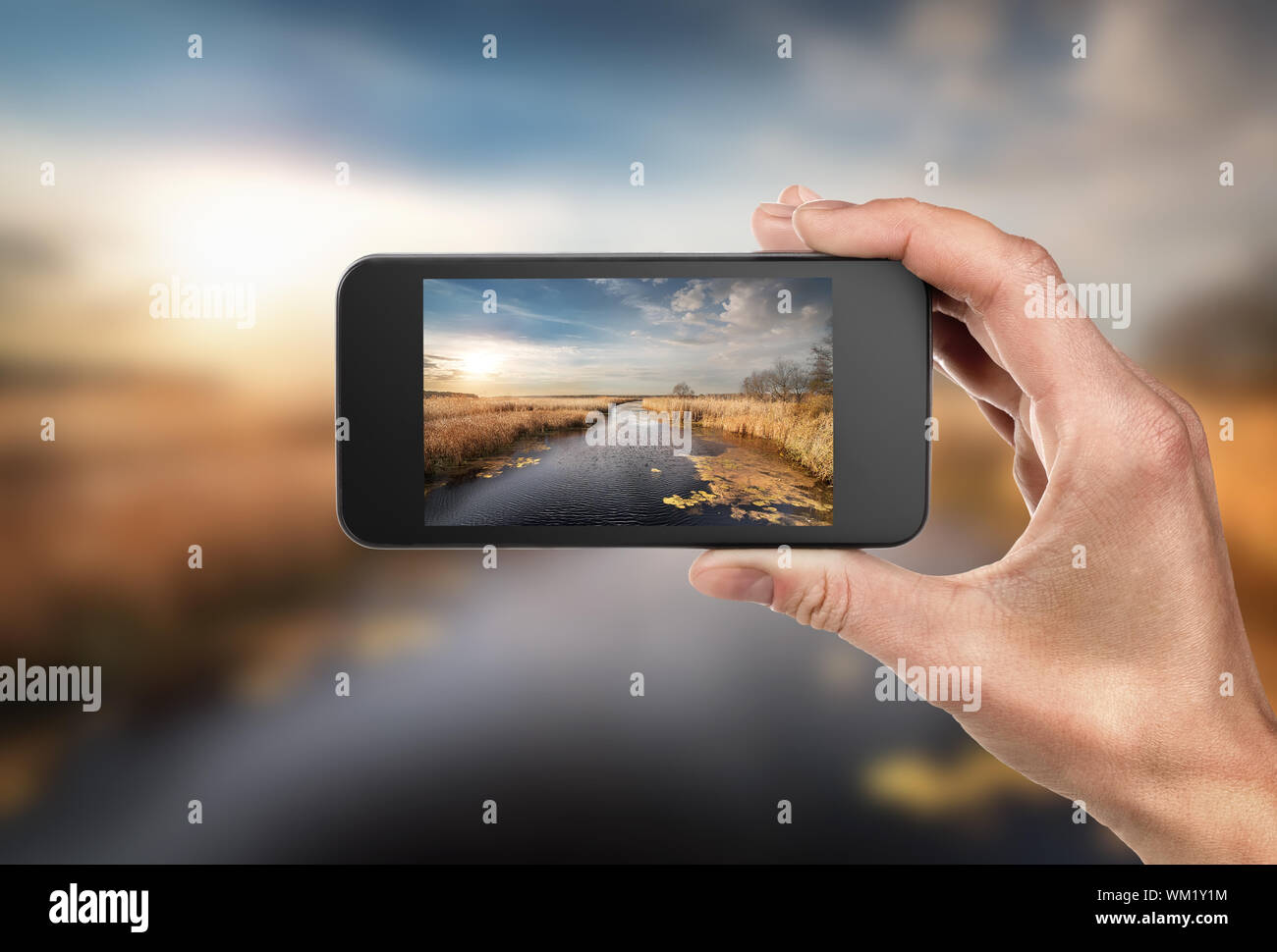 Hand holding phone up to sun hi-res stock photography and images - Alamy