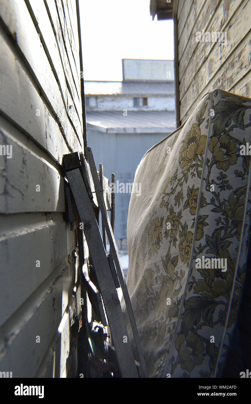 Abandoned mattress hi-res stock photography and images - Alamy
