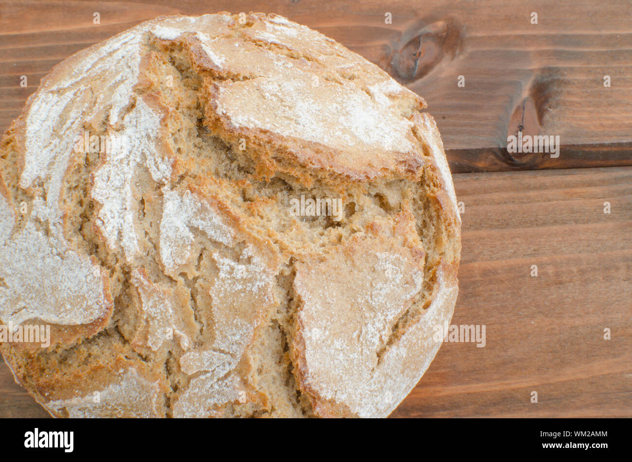 Рецепт бездрожжевого хлеба без в духовке. Бездрожжевой хлеб. Домашний хлеб. Слоеный хлеб в духовке дрожжевой. Домашний бездрожжевой хлеб.