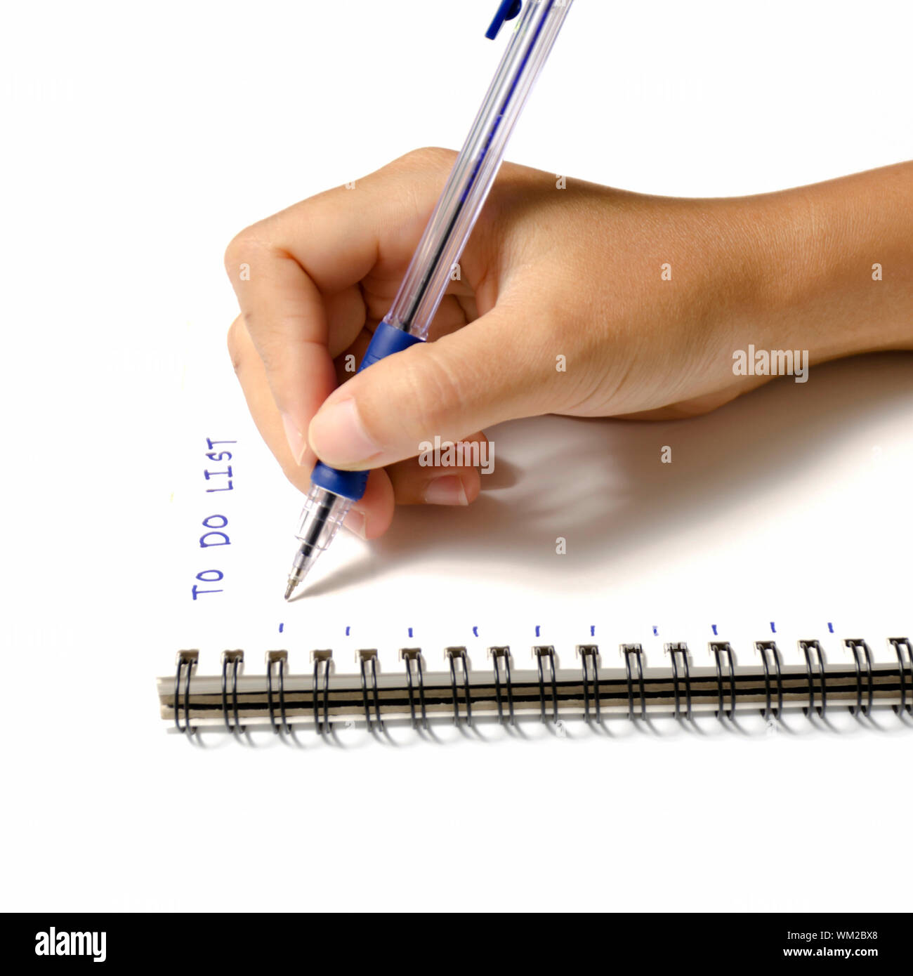 перьевая ручка пишет на бумаге. рука с ручкой на белом фоне. программа пишущая рука. программа пишущая рука. программа пишущая рука.