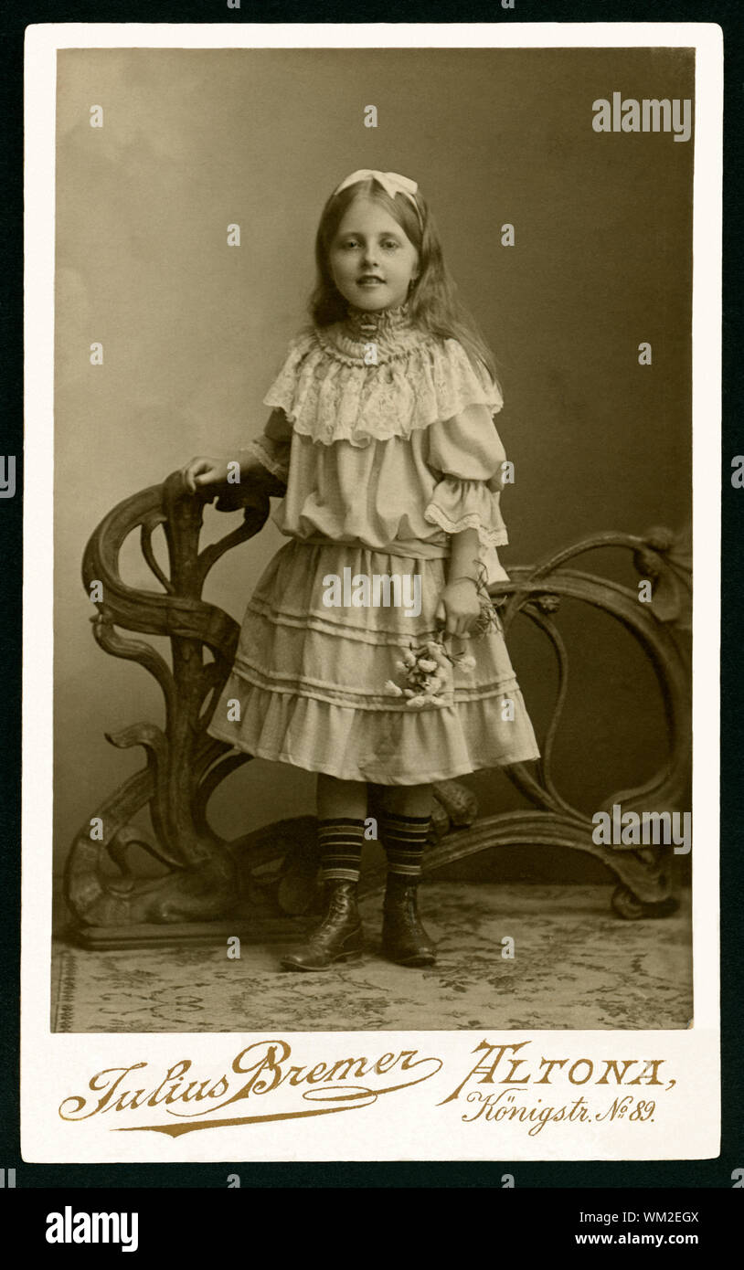 Europa, Deutschland, Hamburg, Altona, Mädchen mit einem hübschen Kleid,  Studioaufnahme, Atelier Julius Bremer, Altona, um 1900 ? / Europe, Germany,  Hamburg, Altona, girl is wearing a nice dress, studio photo, atelier Julius
