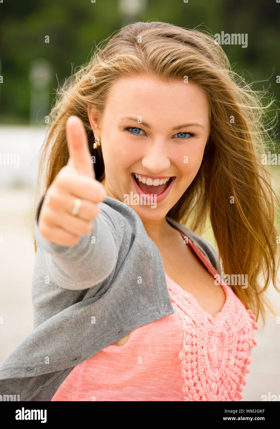 Outdoor portrait of a happy and beautiful teenage girl Stock Photo - Alamy