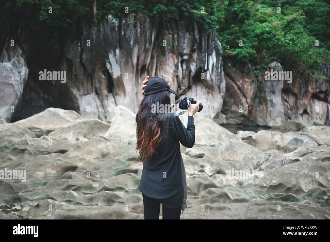 Woman taking photographs hi-res stock photography and images - Alamy