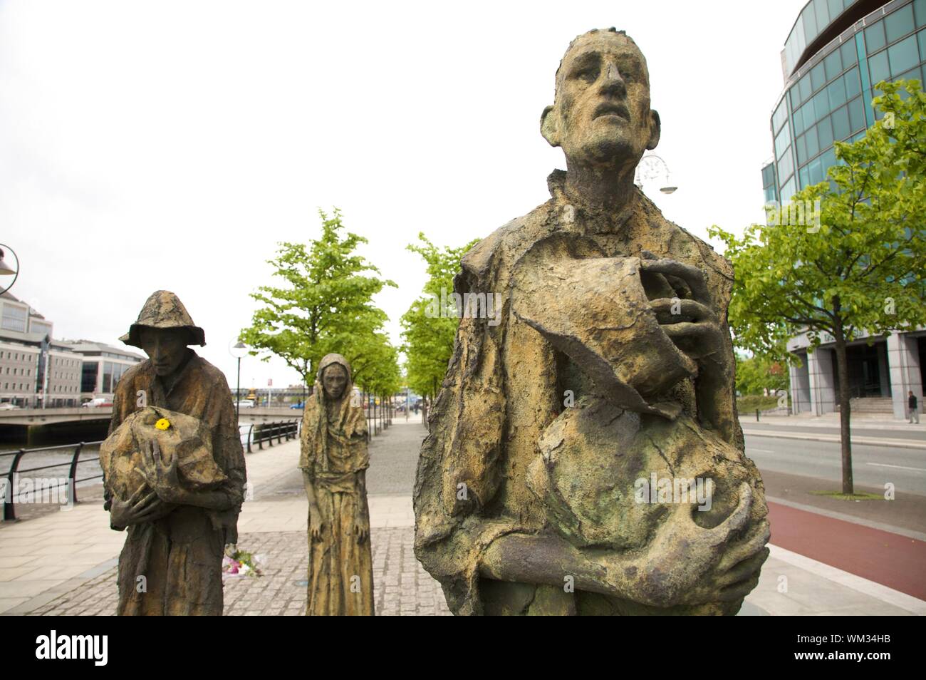 irish famine statues at a public street in dublin Stock Photo Alamy