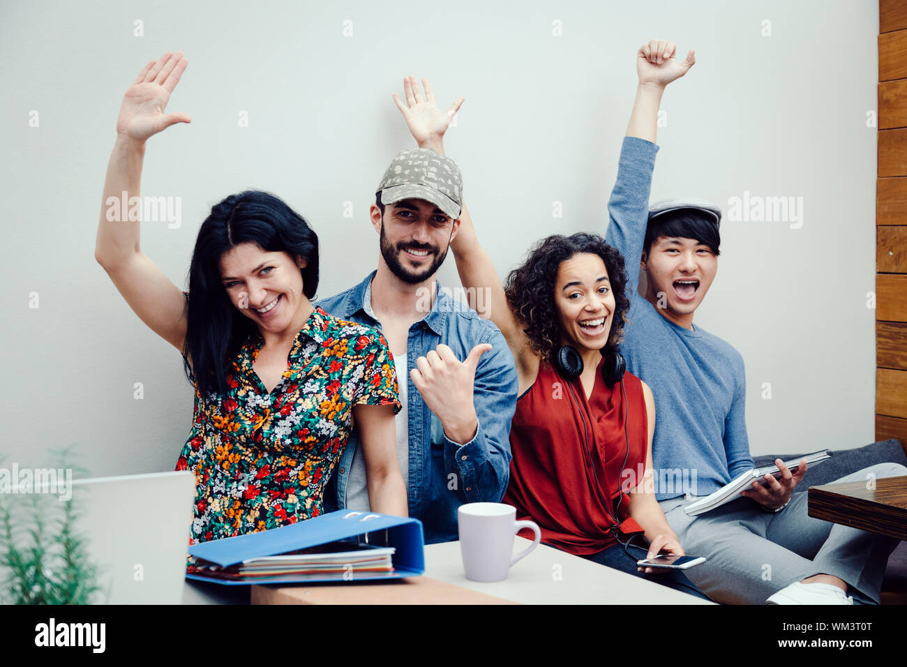 Счастливый ребенок. Raising site. Молодежь в белых футболках. Семья на диване на белом фоне. Счастливое детство фото.