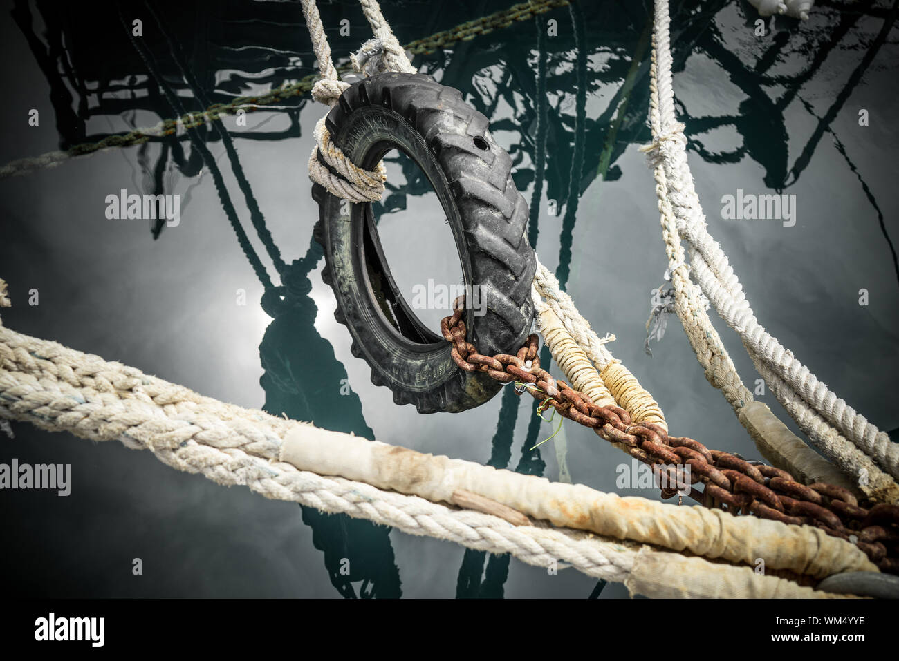White rope and rusty chain hi-res stock photography and images - Alamy