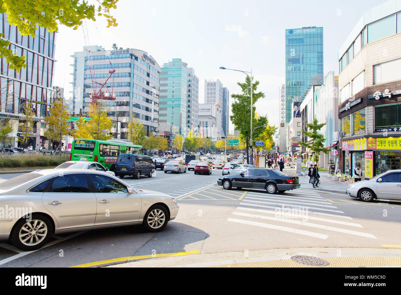Traffic approaching on a busy road through the Gangnam district Stock Photo